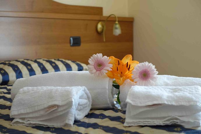 Imagen de la habitación del Hotel Costabella, San Zeno di Montagna. Foto 11