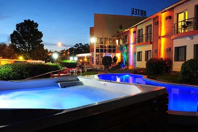Imagen de la piscina del Hotel Costanera, VILLA CARLOS PAZ. Foto 18