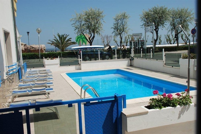 Imagen de la piscina del Hotel Costazzurra. Foto 15