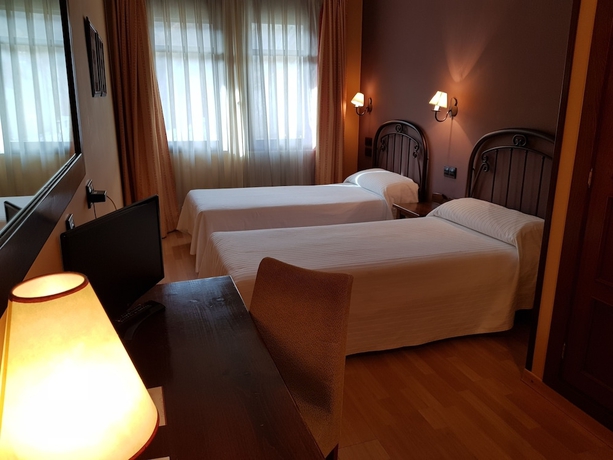 Imagen de la habitación del Hotel Cotiella. Foto 6