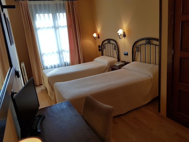 Imagen de la habitación del Hotel Cotiella. Foto 7