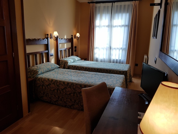 Imagen de la habitación del Hotel Cotiella. Foto 14