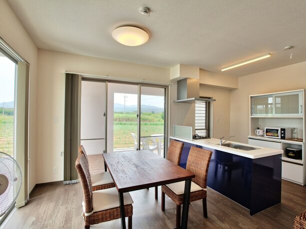 Imagen del bar/restaurante del Hotel Cottage Seawind NAKIJIN. Foto 19