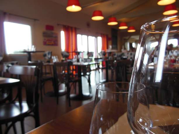 Imagen del bar/restaurante del Hotel Couett\'h&ocirc;tel Loud&eacute;ac. Foto 5