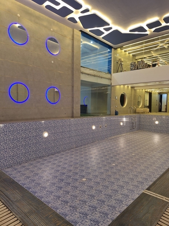Imagen de la piscina del Hotel Country Ambience, Haldwani. Foto 15