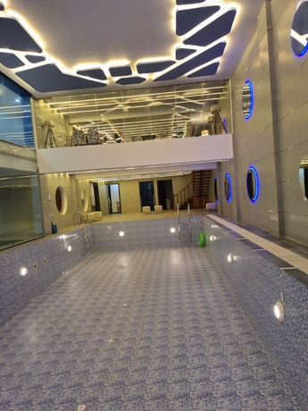 Imagen de la piscina del Hotel Country Ambience, Haldwani. Foto 16