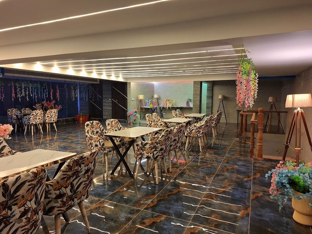 Imagen del bar/restaurante del Hotel Country Ambience, Haldwani. Foto 5