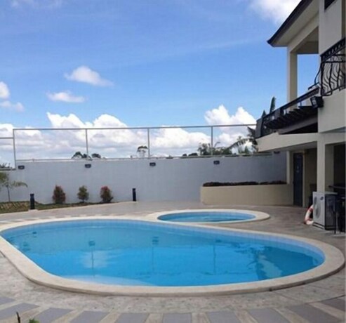 Imagen de la piscina del Hotel Country Chateau. Foto 38