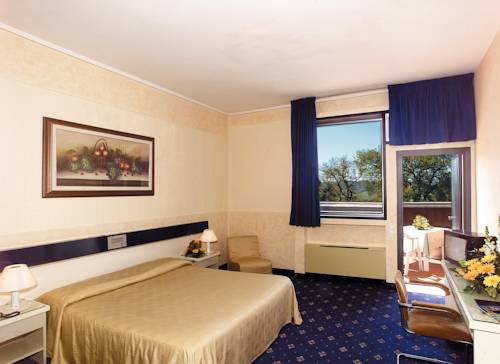 Imagen de la habitación del Hotel Country Club. Foto 11