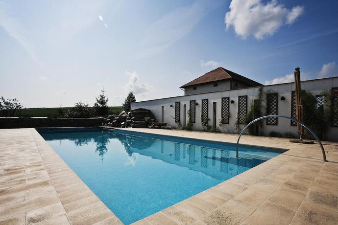 Imagen de la piscina del Hotel Country Club La Mesteceni. Foto 18