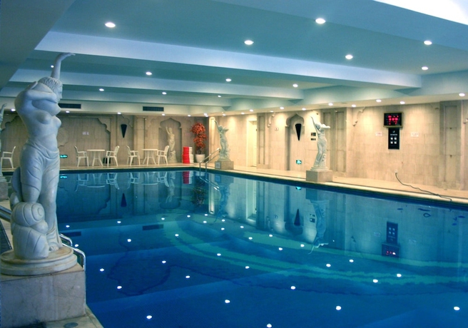 Imagen de la piscina del Hotel Country Garden Phoenix Changsha. Foto 17