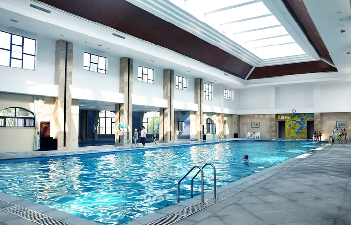 Imagen de la piscina del Hotel Country Garden Phoenix Tianjin. Foto 19