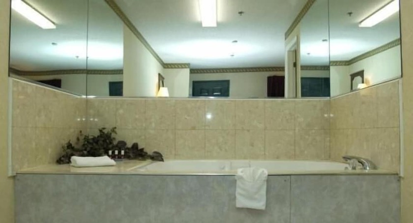 Imagen de la habitación del Hotel Country Hearth Inn And Suites Augusta. Foto 9
