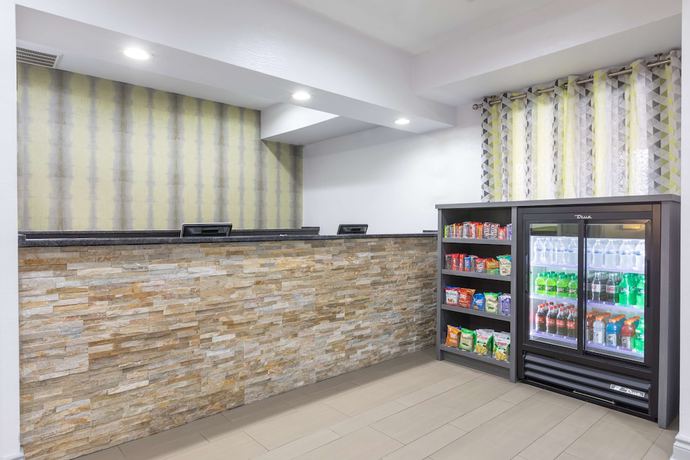 Imagen de los interiores del Hotel Country Inn And Suites By Radisson Asheville Downtown Tunnel Road. Foto 16