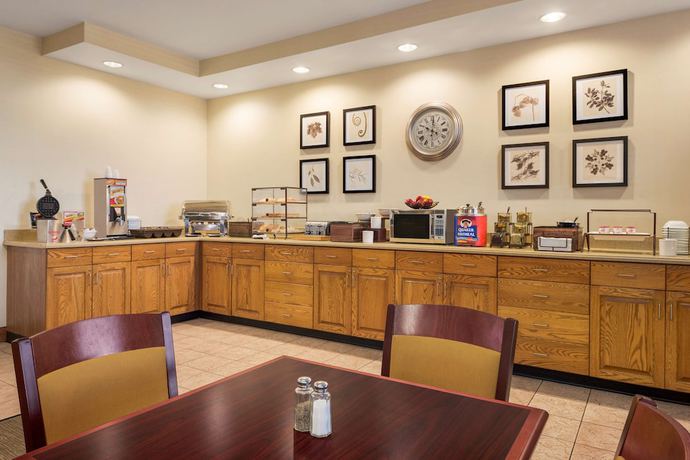 Imagen del bar/restaurante del Hotel Country Inn And Suites By Radisson, Findlay, Oh. Foto 2