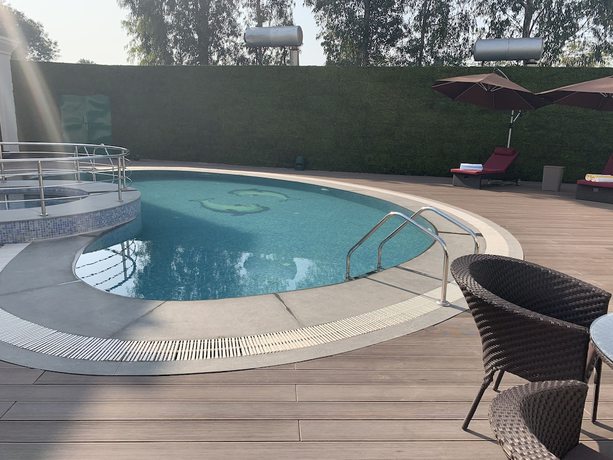 Imagen de la piscina del Hotel Country Inn And Suites By Radisson Zirakpur. Foto 20