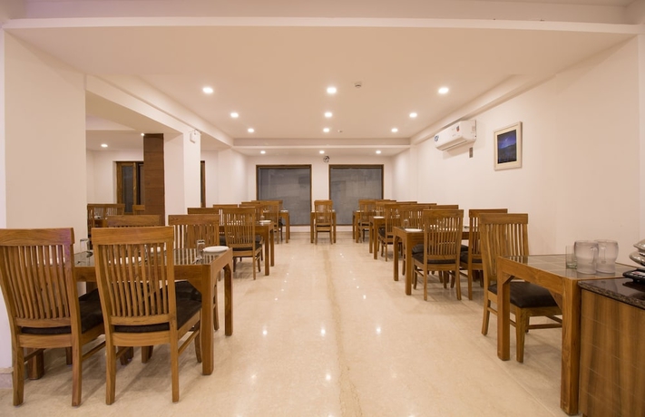 Imagen del bar/restaurante del Hotel Country Inn Premier Pacific Mall Road Mussoorie. Foto 4