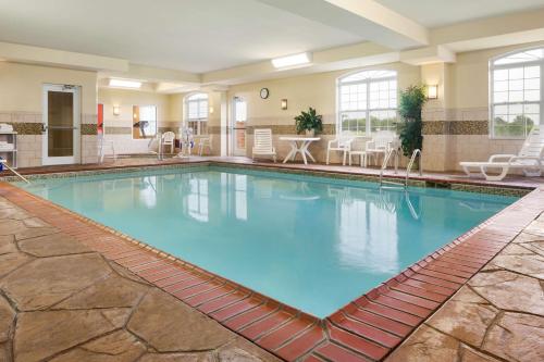 Imagen de la piscina del Hotel Country Inn & Suites Bowling Green. Foto 20