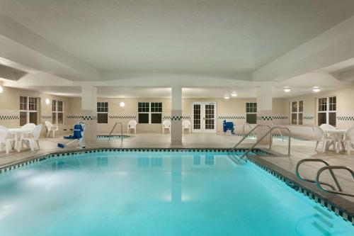 Imagen de la piscina del Hotel Country Inn & Suites By Radisson, Boise West, Id. Foto 17