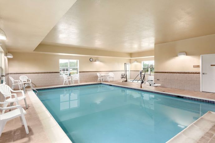 Imagen de la piscina del Hotel Country Inn & Suites By Radisson, Carlisle, PA. Foto 14