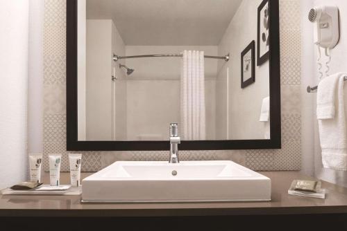 Imagen general del Hotel Country Inn & Suites By Radisson, Cottage Grove, MN. Foto 2