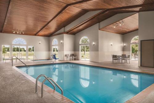 Imagen de la piscina del Hotel Country Inn & Suites By Radisson, Cottage Grove, MN. Foto 20