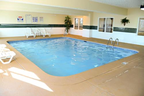 Imagen de la piscina del Hotel Country Inn & Suites By Radisson, Fairborn South,. Foto 20