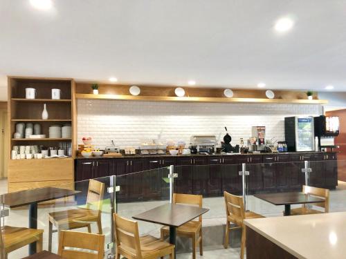 Imagen del bar/restaurante del Hotel Country Inn & Suites By Radisson, Greenville, Nc. Foto 9