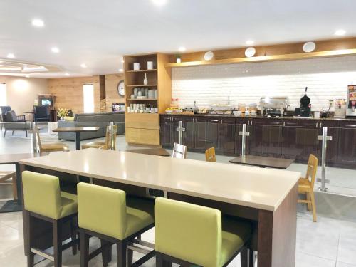 Imagen del bar/restaurante del Hotel Country Inn & Suites By Radisson, Greenville, Nc. Foto 10