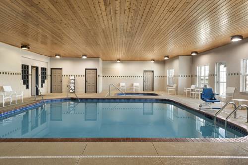 Imagen de la piscina del Hotel Country Inn & Suites By Radisson, Kansas City. Foto 9