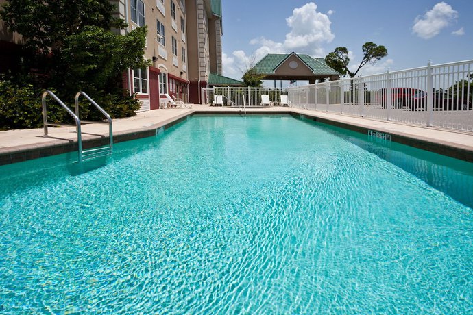 Imagen de la piscina del Hotel Country Inn & Suites By Radisson, Port Charlotte,. Foto 14
