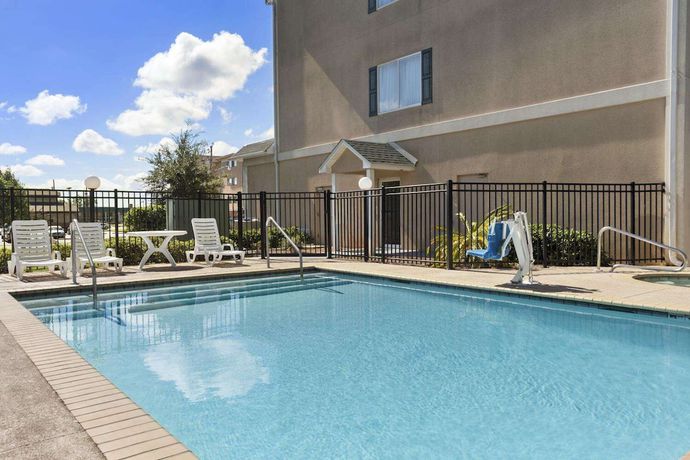 Imagen de la piscina del Hotel Country Inn & Suites By Radisson, Saraland. Foto 20