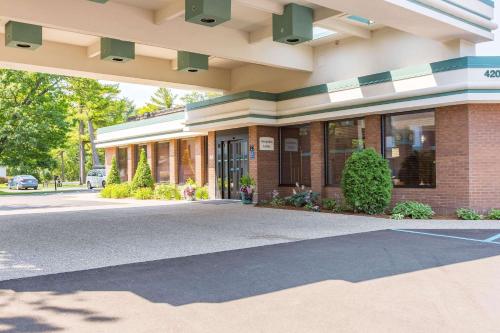 Imagen general del Hotel Country Inn & Suites By Radisson, Traverse City, MI. Foto 5