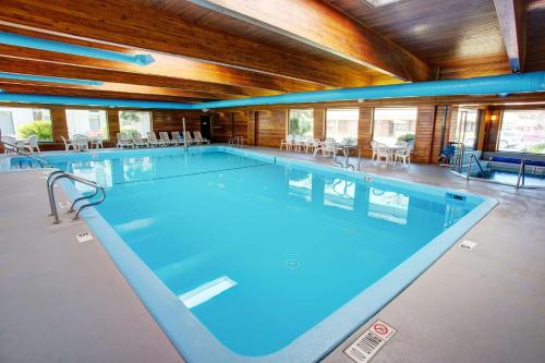 Imagen de la piscina del Hotel Country Inn & Suites By Radisson, Traverse City, MI. Foto 19