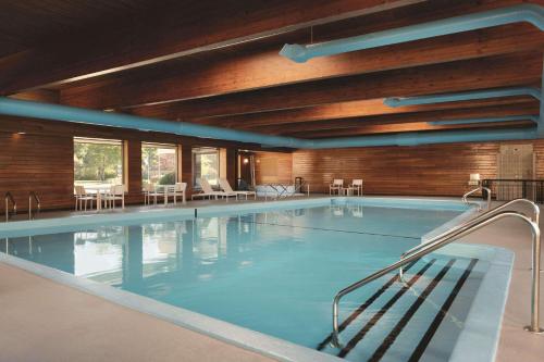 Imagen de la piscina del Hotel Country Inn & Suites By Radisson, Traverse City, MI. Foto 20