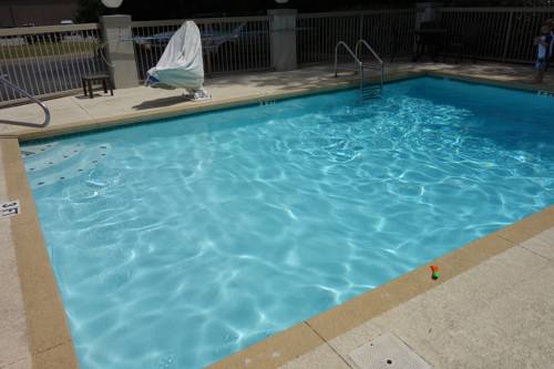 Imagen de la piscina del Hotel Country Inn & Suites By Radisson, Tuscaloosa. Foto 8