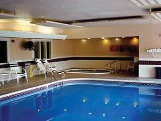 Imagen de la piscina del Hotel Country Inn & Suites - Grand Rapids. Foto 4
