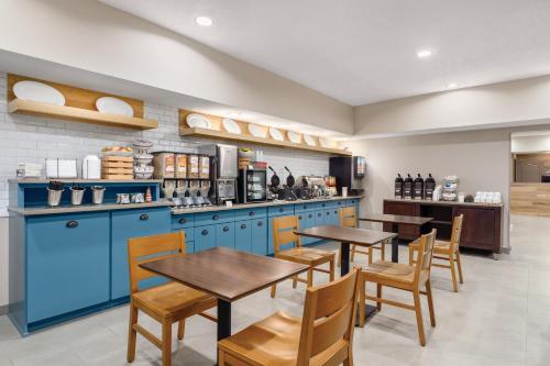 Imagen del bar/restaurante del Hotel Country Inn & Suites by Radisson, Big Flats (Elmira), NY. Foto 8