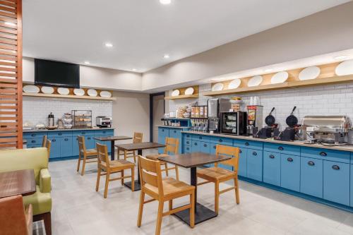 Imagen del bar/restaurante del Hotel Country Inn & Suites by Radisson, Big Flats (Elmira), NY. Foto 9