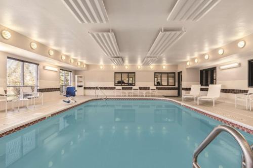 Imagen de la piscina del Hotel Country Inn & Suites by Radisson, Big Flats (Elmira), NY. Foto 19