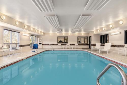 Imagen de la piscina del Hotel Country Inn & Suites by Radisson, Big Flats (Elmira), NY. Foto 20