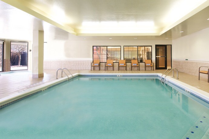 Imagen de la piscina del Hotel Country Inn & Suites by Radisson, Columbus-Edinburgh. Foto 17