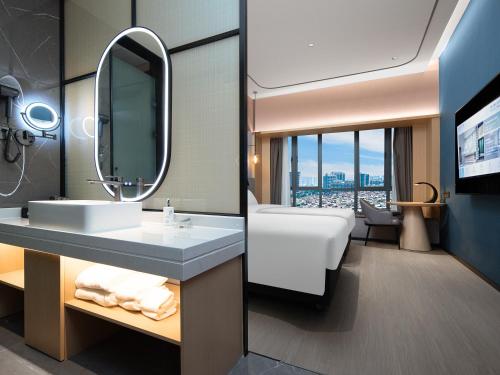 Imagen de la habitación del Hotel Country Inn & Suites by Radisson Dongfu Plaza. Foto 20