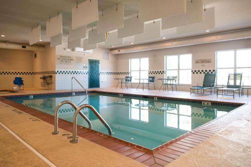 Imagen de la piscina del Hotel Country Inn & Suites by Radisson, Effingham, IL. Foto 19