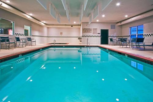 Imagen de la piscina del Hotel Country Inn & Suites by Radisson, Effingham, IL. Foto 20