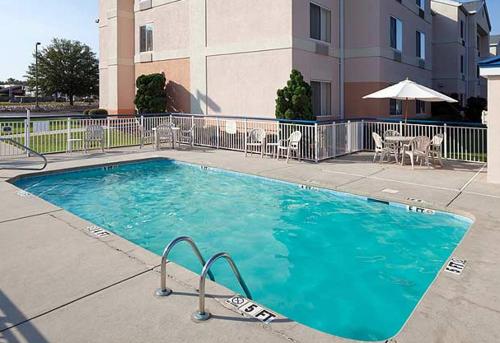 Imagen de la piscina del Hotel Country Inn & Suites by Radisson, Fayetteville I-95, NC. Foto 8
