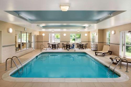 Imagen de la piscina del Hotel Country Inn & Suites by Radisson, Ithaca, NY. Foto 20