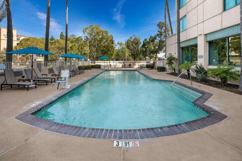 Imagen de la piscina del Hotel Country Inn & Suites by Radisson, San Diego North. Foto 20