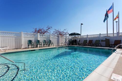 Imagen de la piscina del Hotel Country Inn and Suites By Radisson, Bel Air/aberdeen, Md. Foto 19