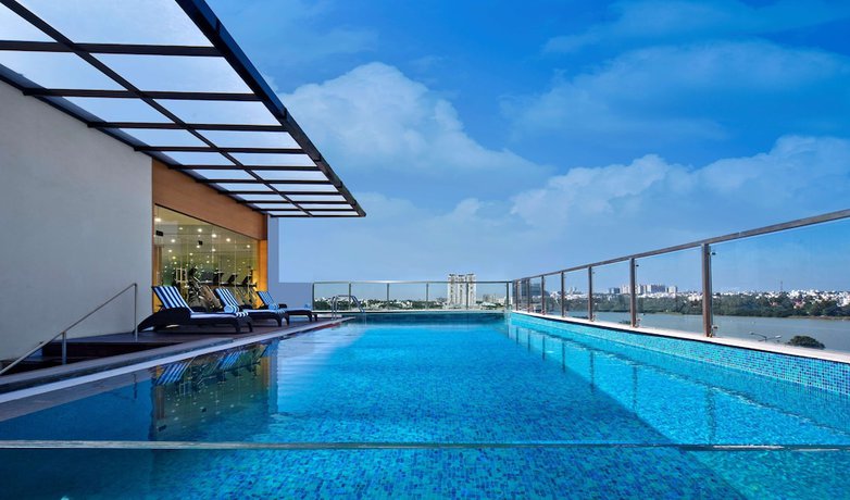 Imagen de la piscina del Hotel Country Inn and Suites By Radisson, Bengaluru Hebbal Road. Foto 20